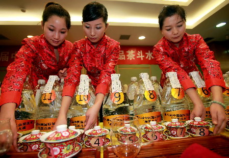 第八屆中國國際茶業(yè)博覽會“品茶斗水”大賽落幕