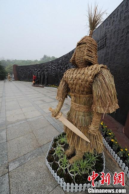 長沙舉辦稻草人藝術(shù)節(jié) 千款創(chuàng)意稻草人亮相