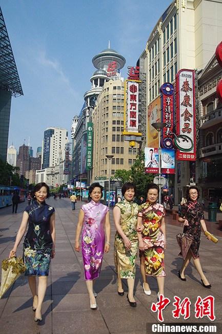 上海街頭中老年旗袍秀 風韻猶存不減當年