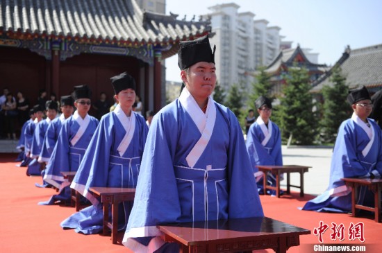 長春“90后”參加仿古成人禮 男子加冠女子加笄