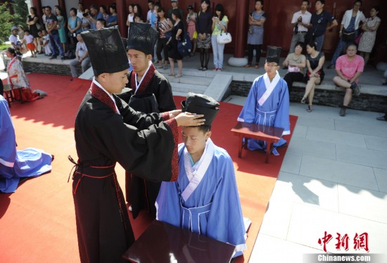 長(zhǎng)春“90后”參加仿古成人禮 男子加冠女子加笄