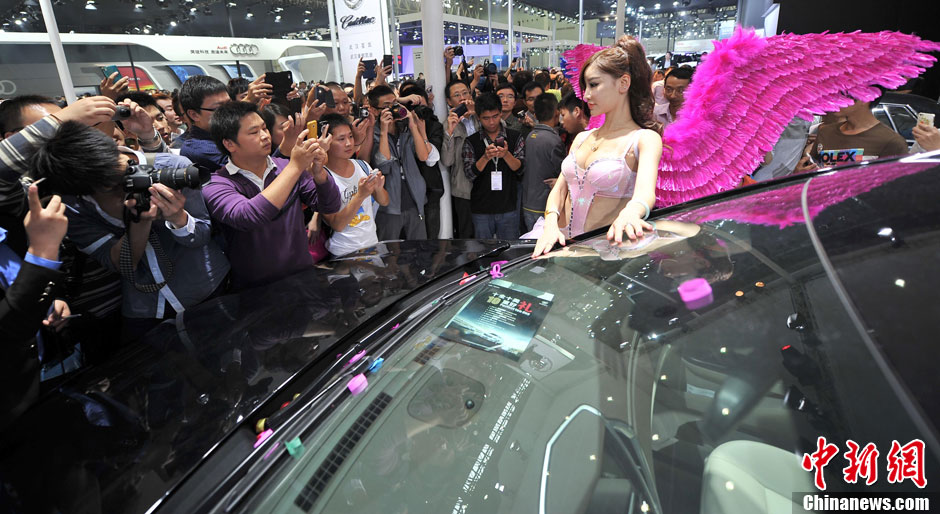 熱辣美模助陣武漢國際車展 性感上演時尚內衣秀
