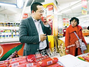 雙匯重新上架經(jīng)理賣場嚼火腿腸 遭市民冷嘲(圖)