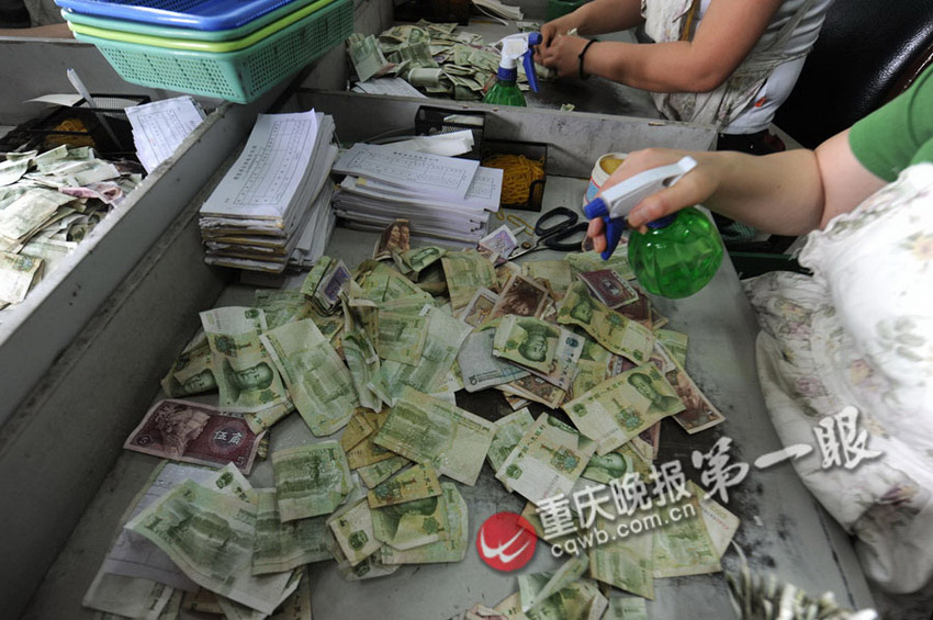 揭秘重慶點(diǎn)鈔女工的神秘生活 每天點(diǎn)鈔1.25噸