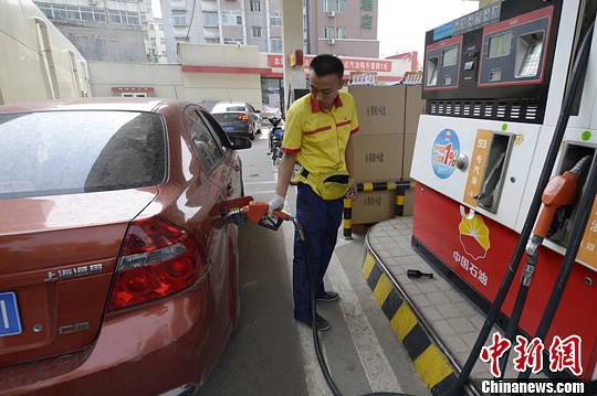 國內成品油價明起大幅下調 90號汽油降0.18元/升