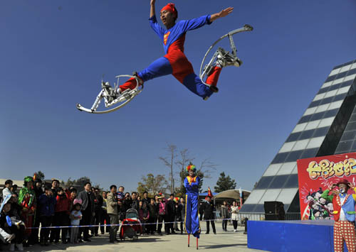 長影世紀城上演“滑稽狂歡節”