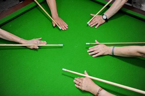 年過七旬“臺球奶奶”和她的臺球培訓班