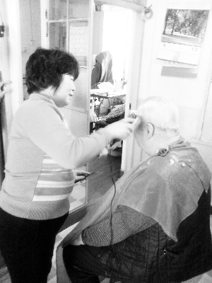 為居民免費理發 她一理就是16年