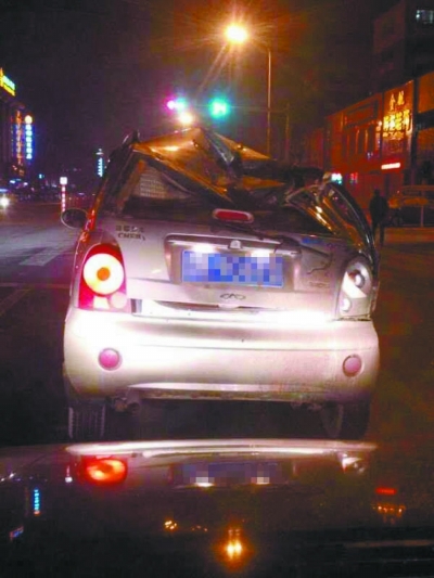 四平街頭現“神車” 車頂全塌陷還敢往出開