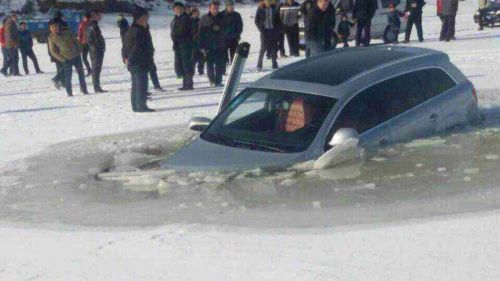 牛頭山水庫一越野車墜冰窟 車內3人跳窗逃生