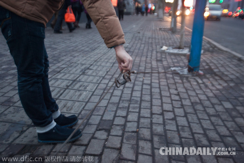 長春街頭井蓋鎖在路燈桿上 市民稱為防盜太拼了