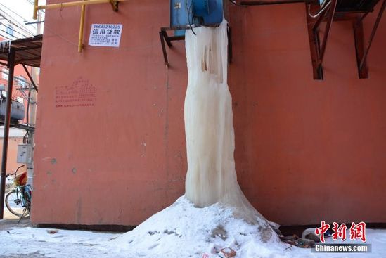 吉林一飯店煙囪漏水 凍出3米高巨型冰柱