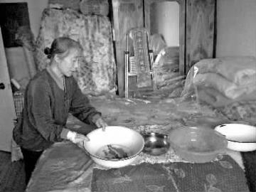 長春老母在樓道苦守7天 只怕精神病兒子出事兒