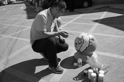 長春市大學畢業(yè)生當起保安小區(qū)石墩變身喜羊羊