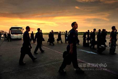 南空航空兵部隊(duì)轟六機(jī)群掛實(shí)彈升空練遠(yuǎn)攻