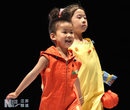 江蘇南通：“小不點(diǎn)”助陣大學(xué)生畢業(yè)時裝秀