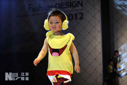 江蘇南通：“小不點(diǎn)”助陣大學(xué)生畢業(yè)時裝秀
