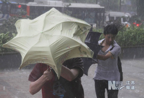 暴雨襲擊南京 多處道路嚴重積水