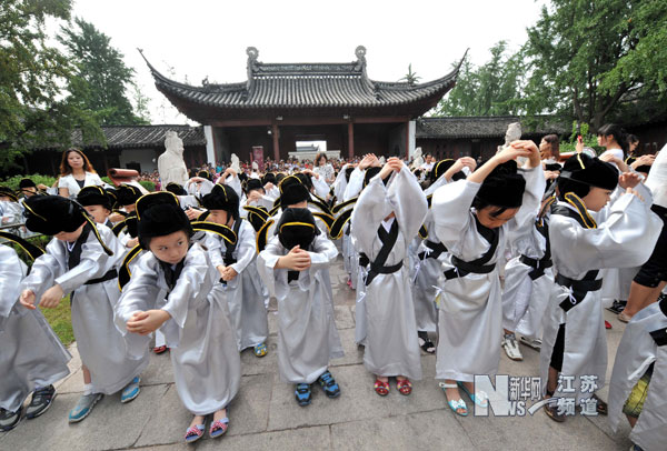 南京小學(xué)新生夫子廟里舉行“開筆禮”