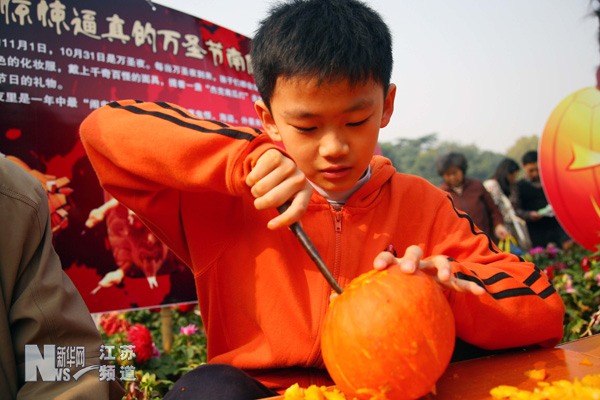 雕南瓜燈 迎萬圣節