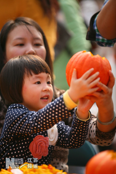 雕南瓜燈 迎萬圣節