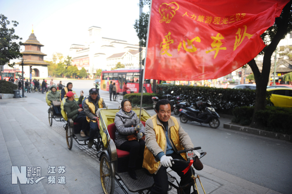 愛心三輪車隊(duì)帶孤殘老人逛揚(yáng)城