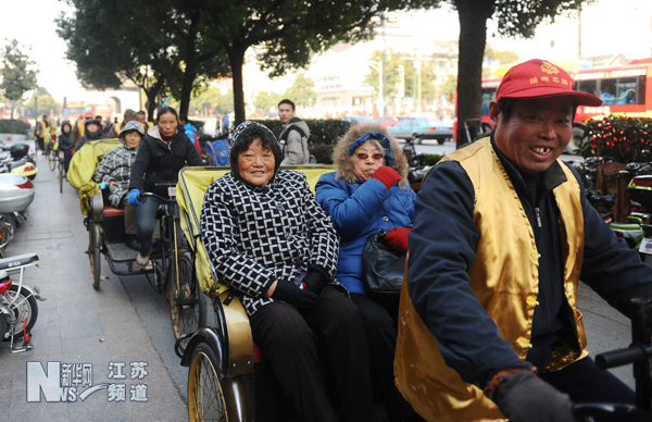 愛心三輪車隊(duì)帶孤殘老人逛揚(yáng)城