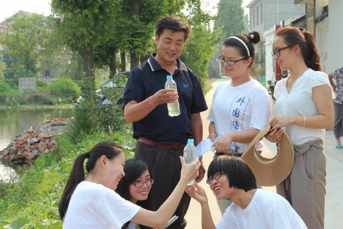 揚(yáng)州：“大學(xué)生村官助理”給農(nóng)民制定“職業(yè)坐標(biāo)”——揚(yáng)州大學(xué)：691個團(tuán)隊三下鄉(xiāng)，為新農(nóng)村建設(shè)打造 “職業(yè)農(nóng)民”