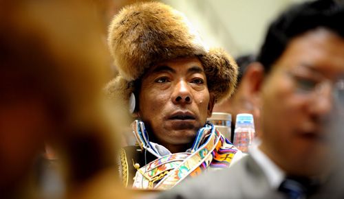 少數(shù)民族代表盛裝出席人大會議