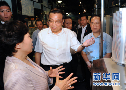 李克強(qiáng)到香港房屋展覽中心了解公屋居屋情況