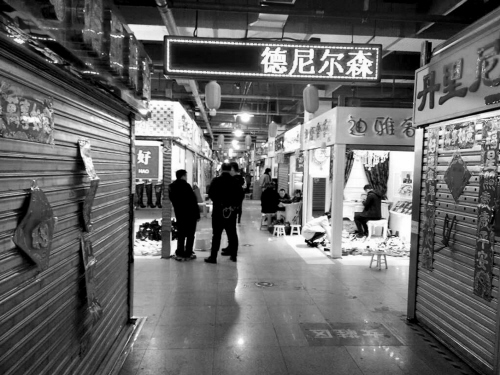 沈陽：南塔鞋城內一中年男子持劍刺傷小伙