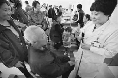 沈陽(yáng)：省城專家下鄉(xiāng)來(lái)（圖）