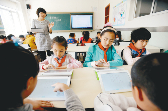沈陽：小學(xué)生嘗鮮“電子書包”（圖）