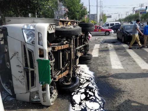 沈陽：路口相逢“搶”者勝？兩敗俱傷！（圖）