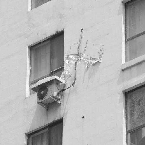 沈陽：燃氣罐爆炸 窗戶飛出砸中對面樓（圖）