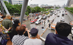 沈陽：八旬老太走斑馬線 被公交刮倒碾軋身亡（圖）