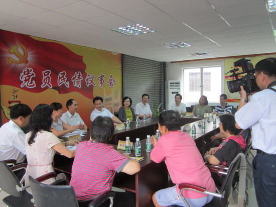 萬慶良到荔灣區沖口街深入開展黨的群眾路線教育實踐調研活動