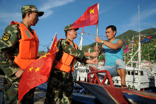東海開漁 漁船上飄起“中國(guó)紅”