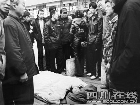 四川達州農民工高空作業摔癱被棄火車站(圖)