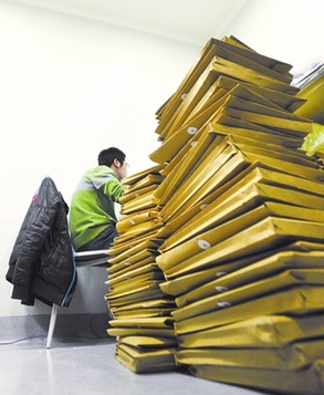 一天接診15923人次 華西醫(yī)院“打地鋪”看病