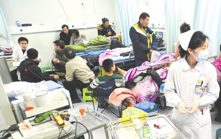 一天接診15923人次 華西醫(yī)院“打地鋪”看病