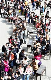 四川大學(xué)考試現(xiàn)場(chǎng)上萬考生排隊(duì)考編導(dǎo)、表演