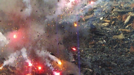 四川爆竹廠爆炸現(xiàn)場(chǎng):妻子冒險(xiǎn)沖向煙花庫尋夫(圖)