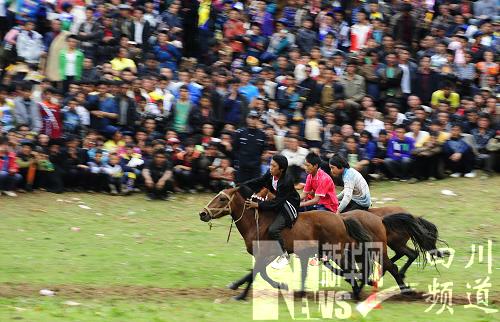 “火把之鄉”布拖歡慶彝族火把節