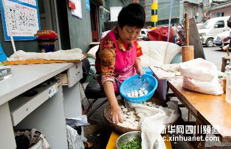 成都一位老人的“愛心餃子鋪”：憑老年證免費(fèi)吃