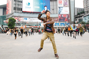 男子光棍節(jié)前花一個月工資租廣場屏幕向女友求婚