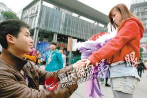 男子光棍節(jié)前花一個(gè)月工資租廣場(chǎng)屏幕向女友求婚