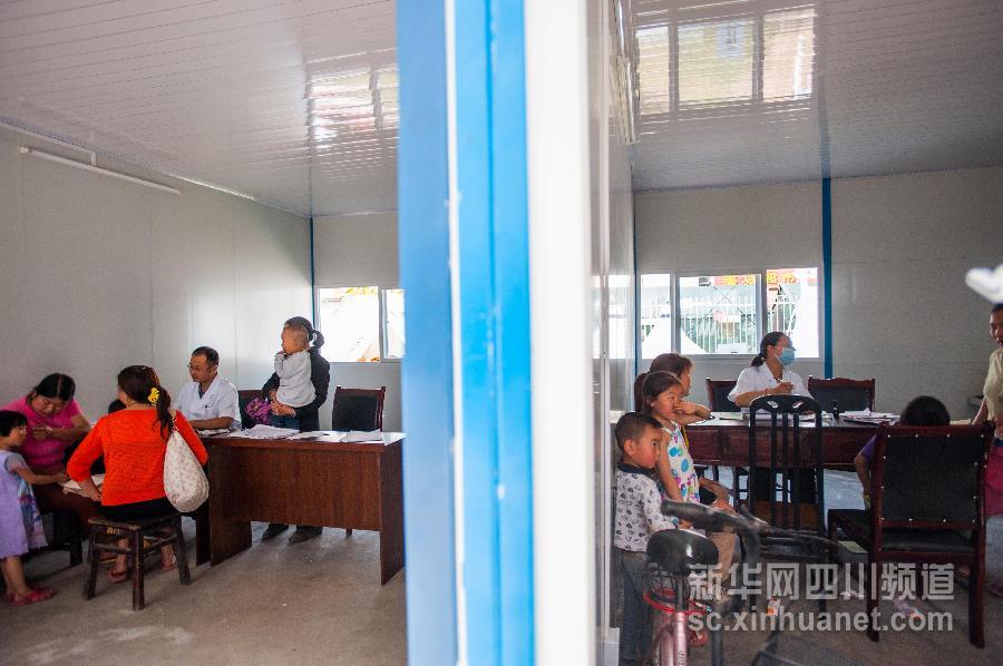 蘆山“板房門(mén)診”投入使用