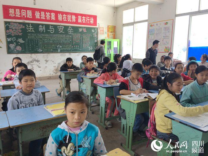 四川樂山：愛心人士給鄉(xiāng)村學校捐贈圖書角