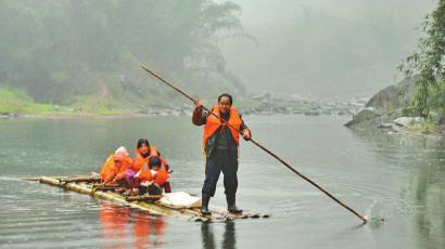 四川宜賓“擺渡爺爺”堅(jiān)持27年河上往返 只為送孩子上學(xué)
